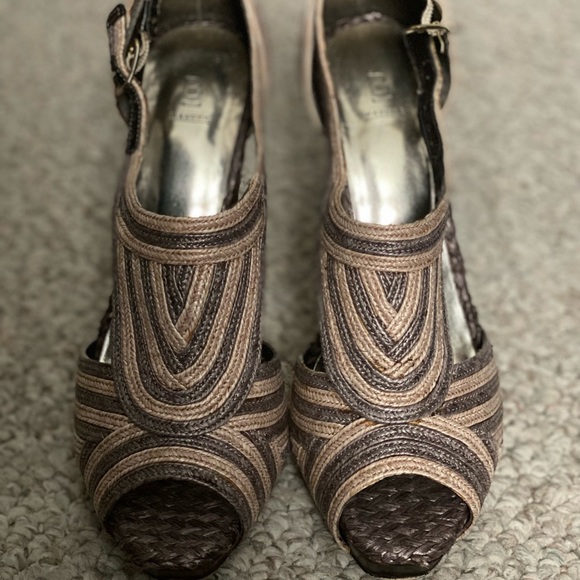 Platform heel with unique design pattern. - Picture 2 of 6